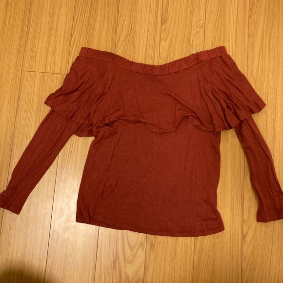 Off the shoulder top. - Picture 2 of 3